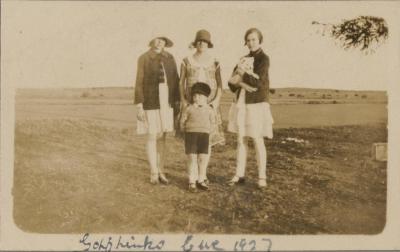 PHOTOGRAPH (DIGITAL COPY): GOLF LINKS, CUE, WHITE FAMILY, 1927