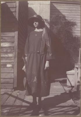 PHOTOGRAPH (DIGITAL): GERTIE WITH HAT, 1924, GERTRUD LIPFERT ALBUM 1927