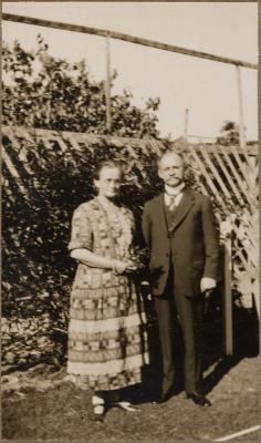 PHOTOGRAPH (DIGITAL): MAN AND WOMAN, 1926, GERTRUD LIPFERT ALBUM 1927