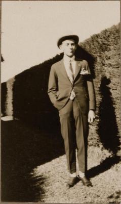 PHOTOGRAPH (DIGITAL): YOUNG MAN IN HAT AND SUIT, 1926, GERTRUD LIPFERT ALBUM 1927