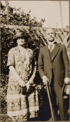 PHOTOGRAPH (DIGITAL): MAN AND WOMAN, 1926, GERTRUD LIPFERT ALBUM 1927