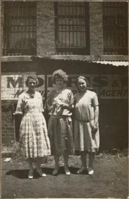 PHOTOGRAPH (DIGITAL): MISS HOLLAND, JESSIE, GERTIE, GERTRUD LIPFERT ALBUM 1927