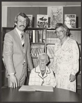 PHOTOGRAPH (DIGITAL): GROUP PHOTO WITH G. LANGHAM AND ANNA ENGLUND, JOLIMONT PRIMARY, 1980, FROM JOLIMONT HISTORICAL IMAGES ALBUM 3, DON GIMM