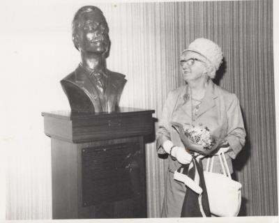 PHOTOGRAPH: EILEEN NEWMAN WITH BUST OF MR MASON