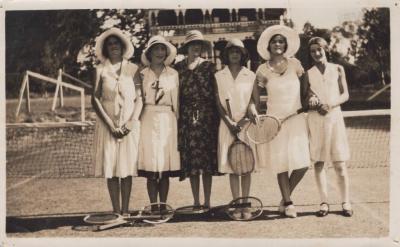 PHOTOGRAPH: TENNIS PLAYERS WITH MISS GILLIES