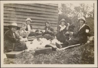 PHOTOGRAPH (DIGITAL): PICNIC GROUP KELMSCOTT 1923, FROM MINNA LIPFERT ALBUM