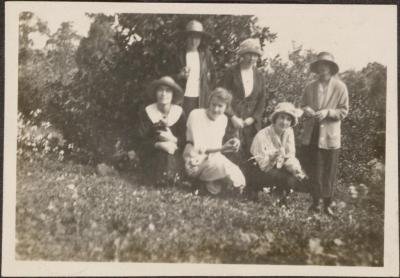 PHOTOGRAPH (DIGITAL): PICNIC GROUP KELMSCOTT 1923, FROM MINNA LIPFERT ALBUM