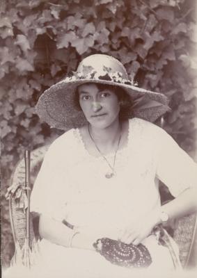 PHOTOGRAPH (DIGITAL): MINNA LIPFERT DECEMBER 1925, FROM MINNA LIPFERT ALBUM