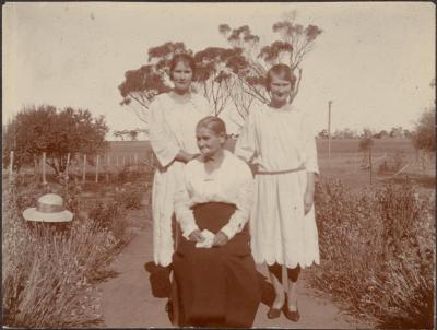 PHOTOGRAPH (DIGITAL): 'LIPFERT WOMEN', FROM MINNA LIPFERT ALBUM