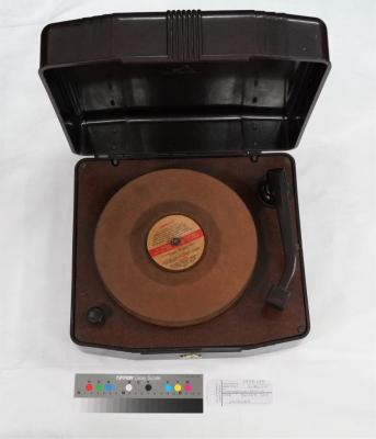 GRAMOPHONE: HIS MASTER'S VOICE IN BAKELITE CASE