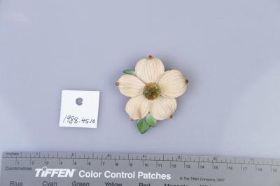 BROOCH: FLOWER SHAPED