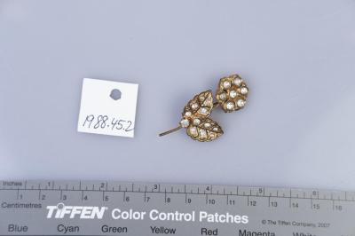 BROOCH: FLOWER SHAPED