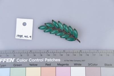 BROOCH: FLOWER SHAPED