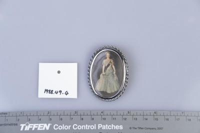BROOCH: QUEEN ELIZABETH II, SILVER METAL