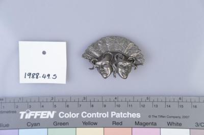 BROOCH: FLOWER SHAPED, SILVER METAL FAN