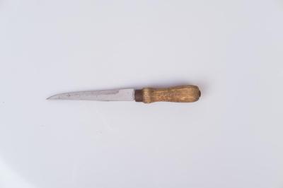 UTENSIL: KNIFE WITH WOODEN HANDLE. LIPFERT FAMILY