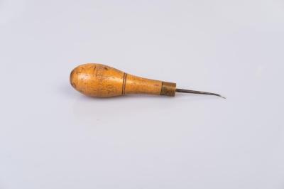 TOOL: AWL, CURVED, LIPFERT FAMILY