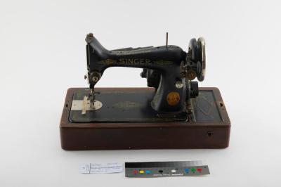 SEWING MACHINE: 'SINGER' MODEL 99K WITH WOODEN STORAGE CASE