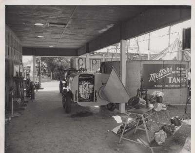 PHOTOGRAPH: METTERS EXHIBIT, ADELAIDE SHOW -SQUATTERS TANK & SPRAYER