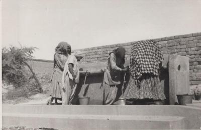 PHOTOGRAPH: WOMEN FILLING CONTAINERS AT TAPS AT JATHERI, INDIA