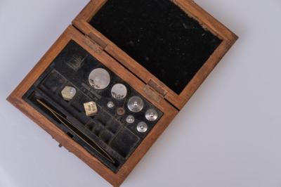 SCIENTIFIC INSTRUMENT: METRIC WEIGHTS IN WOODEN BOX