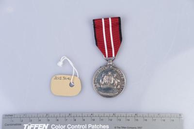 MEDAL: BOXED AUSTRALIAN DEFENCE MEDAL AND LETTER