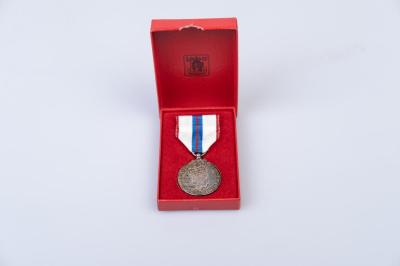 QUEEN'S SILVER JUBILEE MEDAL IN RED LEATHERETTE BOX