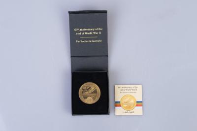 MEDAL: 60TH ANNIVERSARY END OF WORLD WAR II MEDAL WITH BOX AND PAMPHLET