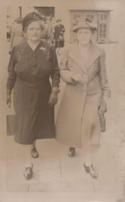 PHOTOGRAPH: DOROTHY AND EILEEN NEWMAN IN MURRAY STREET, PERTH