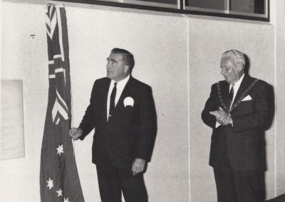 PHOTOGRAPH: UNVEILING THE PLAQUE AT OPENING OF NEW COUNCIL CHAMBERS