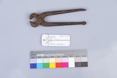 TOOL: PINCERS WITH CLAW