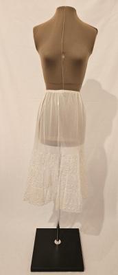 PETTICOAT: HALF SLIP, FRILLED