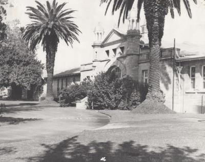 PHOTOGRAPH: THE ENTRANCE OF KING EDWARD'S HOSPITAL