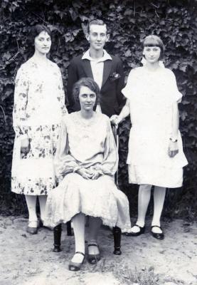 PHOTOGRAPH: MINNA, BERNHARD, ELSA AND GERTRUDE LIPFERT