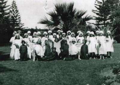 PHOTOGRAPH: SUBIACO PRIMARY SCHOOL GIRLS IN SUBIACO GARDENS