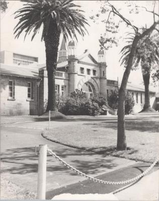 PHOTOGRAPH: KING EDWARD MEMORIAL HOSPITAL ENTRANCE