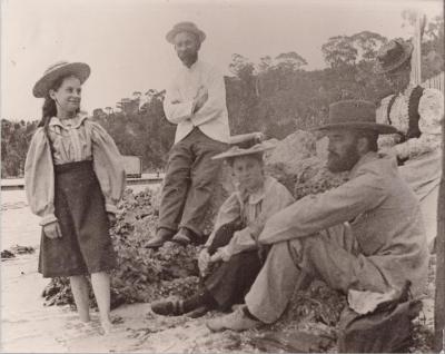 PHOTOGRAPH: PICNICKING AT CRAWLEY