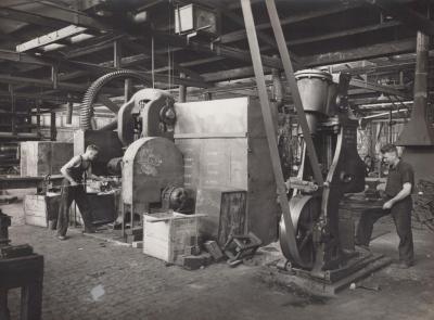 PHOTOGRAPH: METTERS' WORKERS IN ACTION - METAL SECTION