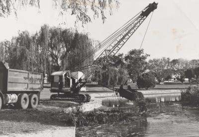 PHOTOGRAPH: DREDGING LAKE SHENTON 1977