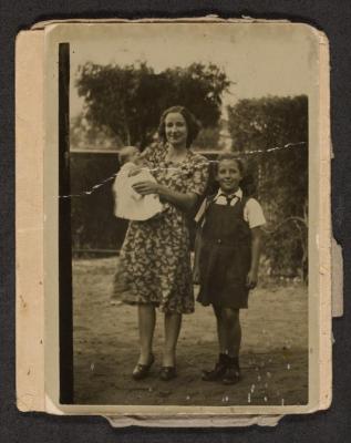 PHOTOGRAPH: WOMAN AND CHILDREN, SPENCER AND MURRAY FAMILY PHOTOGRAPHS