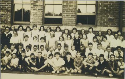 PHOTOGRAPH: THOMAS STREET PRIMARY SCHOOL CLASS GROUP