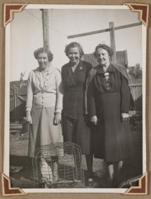 PHOTOGRAPH (DIGITAL): HILDA BENNETTS, THELMA GREEN, MRS BENNETTS, AND COCKATOO, FROM CONGDON FAMILY ALBUM