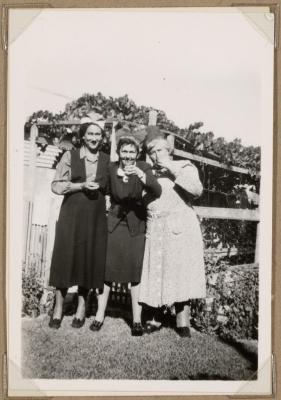 PHOTOGRAPH (DIGITAL): THELMA GREEN, PEARL CONGDON AND FRIEND, FROM CONGDON FAMILY ALBUM