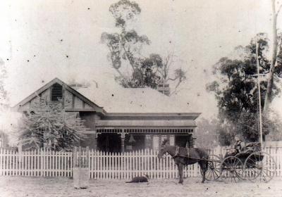 PHOTOGRAPH (COPY): HOUSE WITH HORSE AND CARRIAGE, HEYTSBURY ROAD