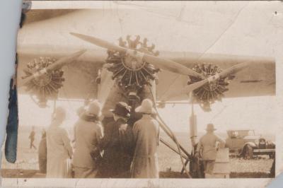 PHOTOGRAPH: FOUR WOMEN LOOKING AT AN AEROPLANE