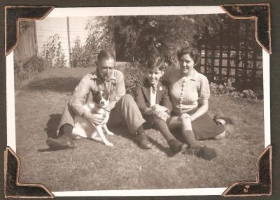 PHOTOGRAPH (DIGITAL): ALEXANDER, DOUGLAS, AND JACQUELINE SEDGWICK WITH DOG, 1943