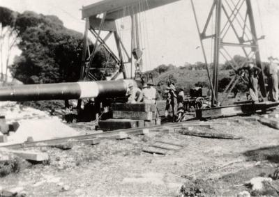 Inter War, Western Australia, Rottnest Island, 9,2 inch barrel. Mobile Gantry lift to train