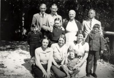 Inter War, Western Australia, Rottnest Island.Lake Family group photo at Quod