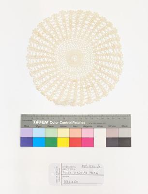 DOILY: CIRCULAR CREAM LACE WITH CARD NOTE