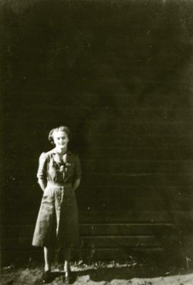 ARMY CANTEEN WORKER AT CLAREMONT SHOWGROUNDS